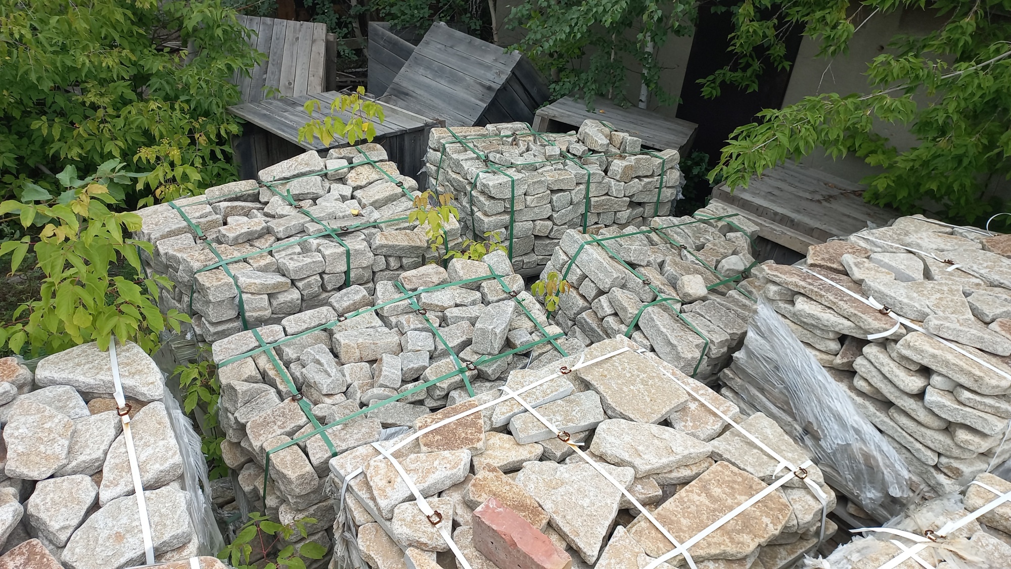 Плитняк галтованный гранитный для ландшафтного дизайна купить в Оханске