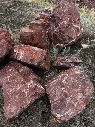 Ландшафтные глыбы красно-фиолетовые 200-1000 килограмм купить в Оханске