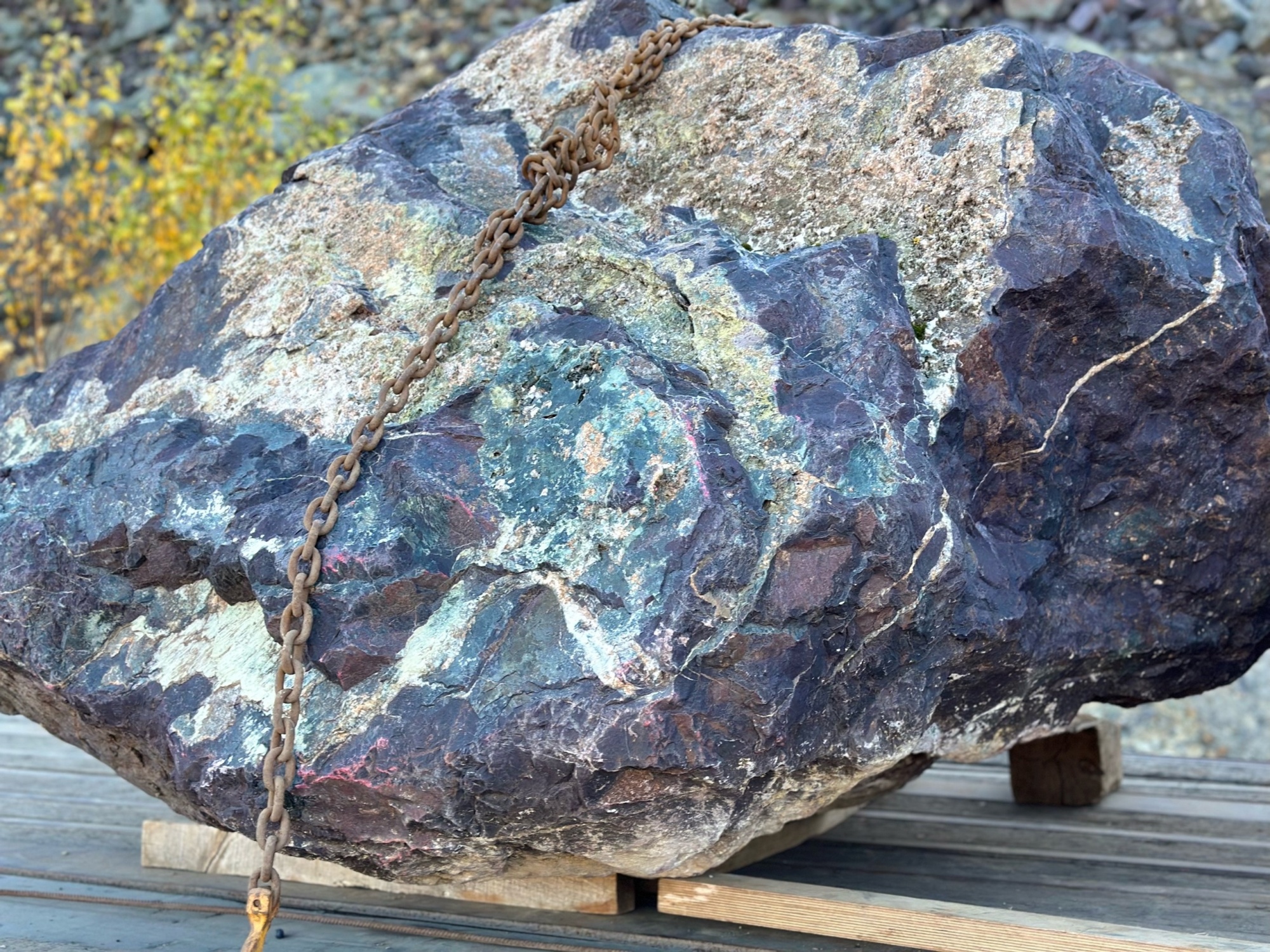 Огромные красно-фиолетовые валуны для ландшафтного дизайна весом более 5 тонн купить в Оханске