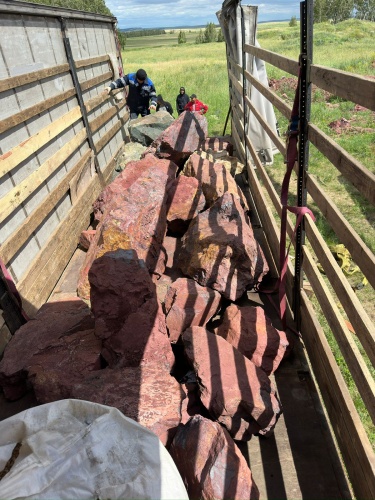 Ландшафтные глыбы красно-фиолетовые 200-1000 килограмм купить в Оханске