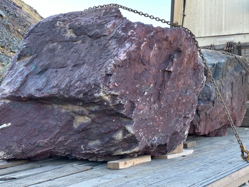 Огромные красно-фиолетовые валуны для ландшафтного дизайна весом более 5 тонн купить в Оханске