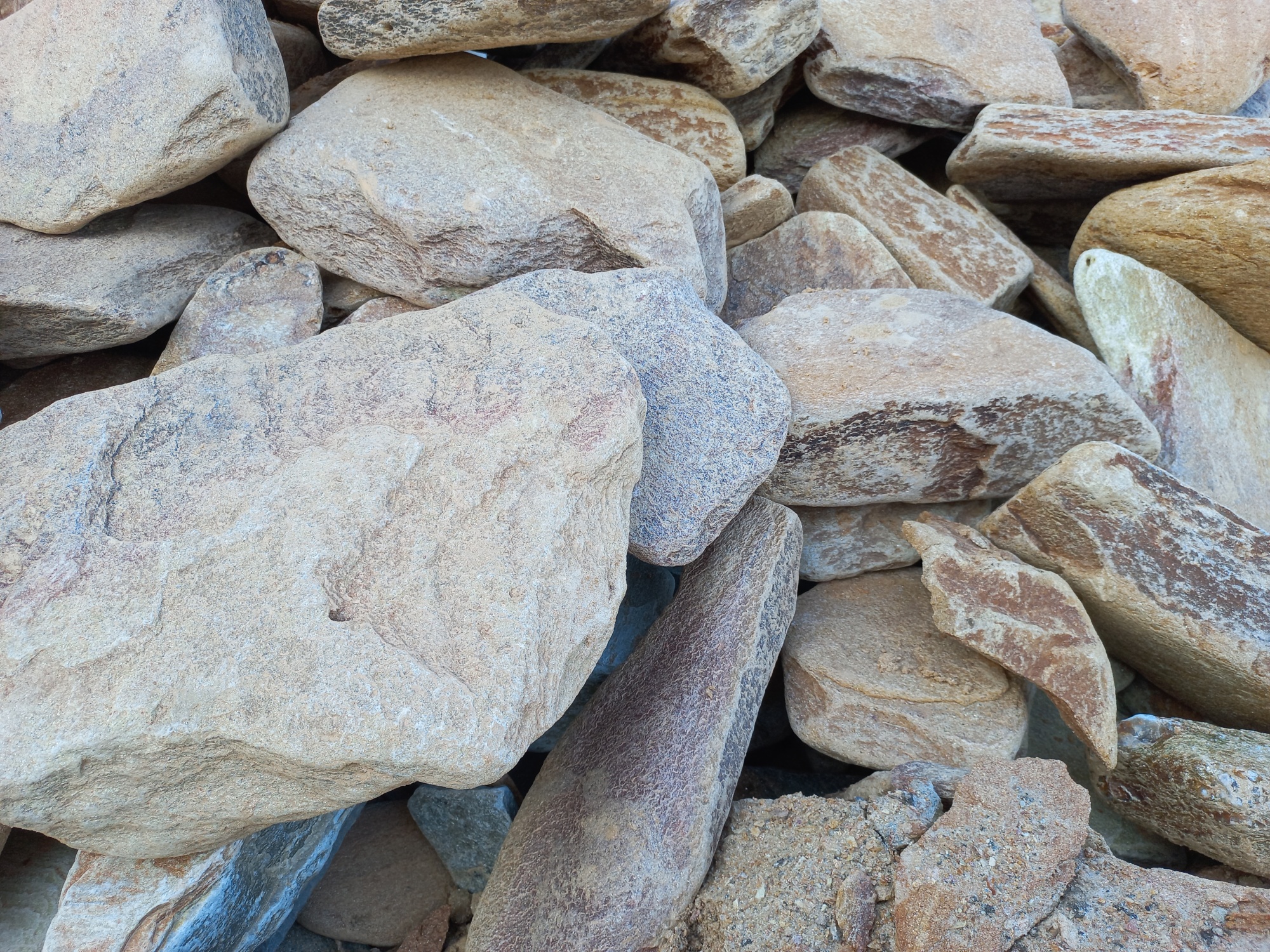 Златолит жёлтый, жёлто-зелёный глыбки и валуны для ланшафтного дизайна купить в Оханске