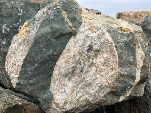 Гигантские зелёные валуны для ландшафтного дизайна весом более 5 тонн купить в Оханске