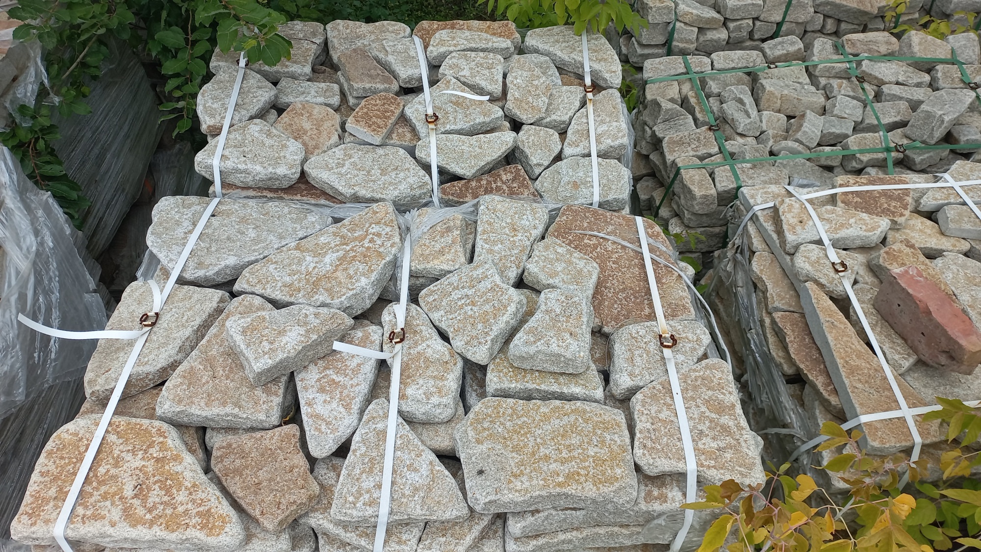 Гранитный плитняк галтованный для мощения купить в Оханске