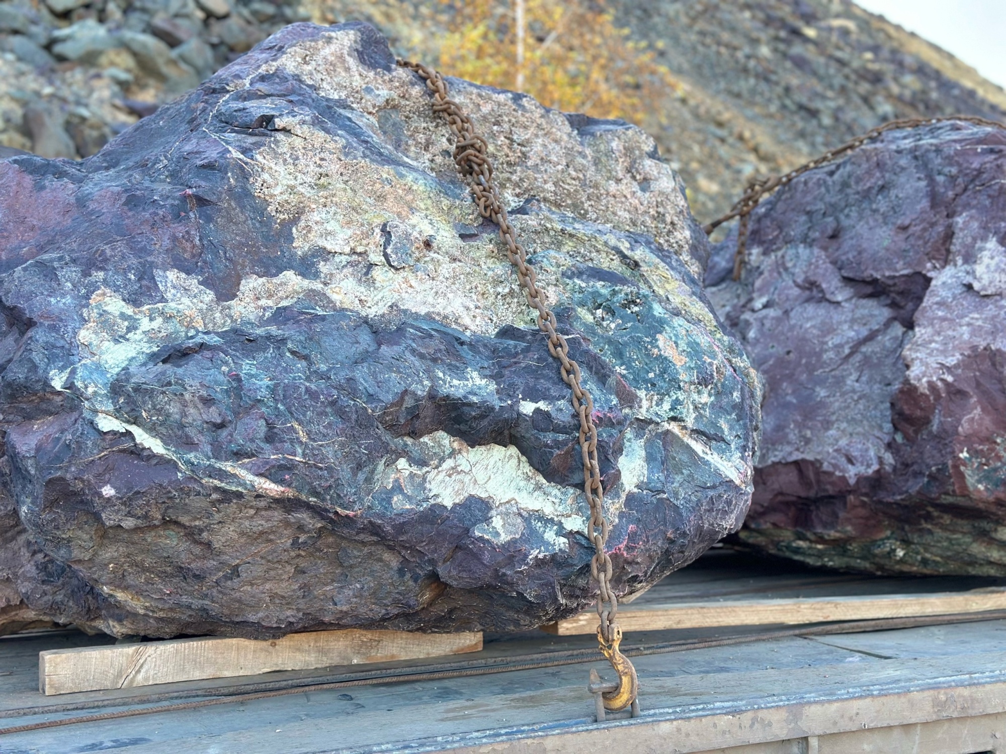 Огромные красно-фиолетовые валуны для ландшафтного дизайна весом более 5 тонн купить в Оханске