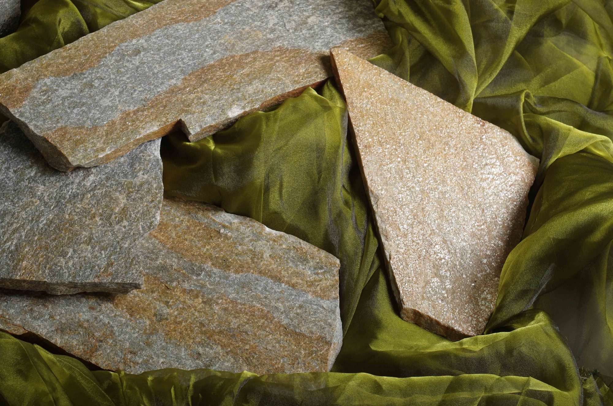 Плитняк златолит Уральский для цоколя, отмостки купить в Оханске