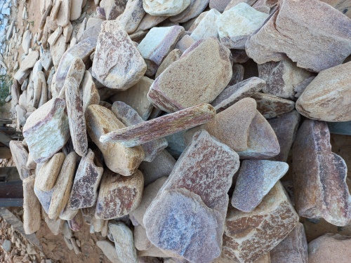 Златолит жёлтый, жёлто-зелёный глыбки и валуны для ланшафтного дизайна купить в Оханске