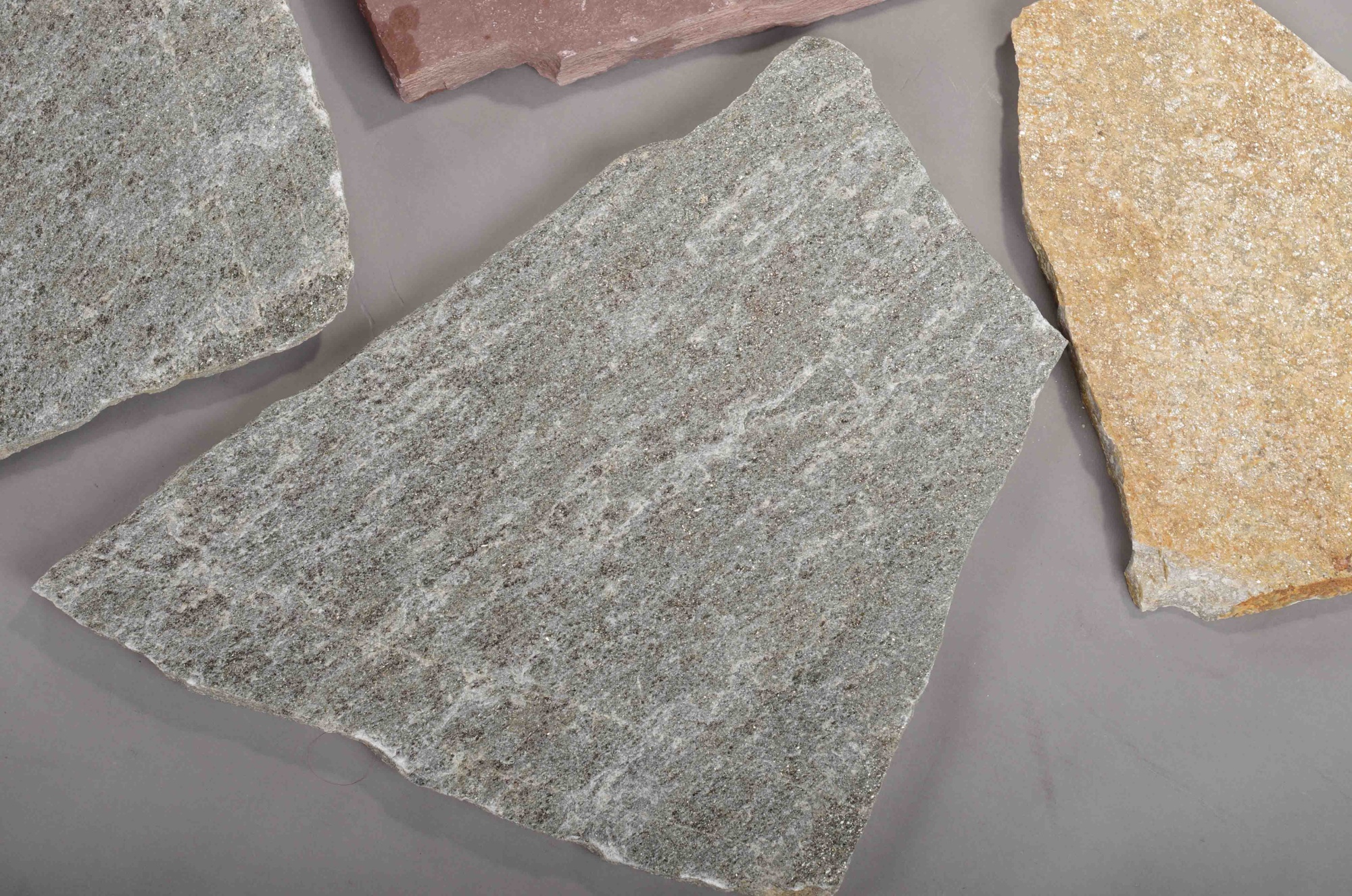 Плитняк златолит Уральский для цоколя, отмостки купить в Оханске