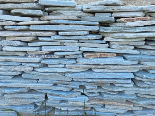 Плитняк златолит зелёный галтованный для цоколя купить в Оханске